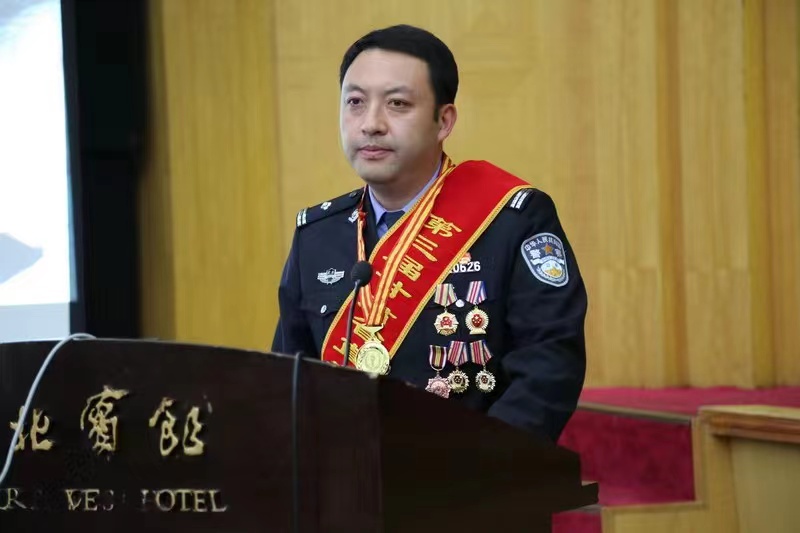 让青春在警营中绽放——学校举行优秀校友马建事迹报告会