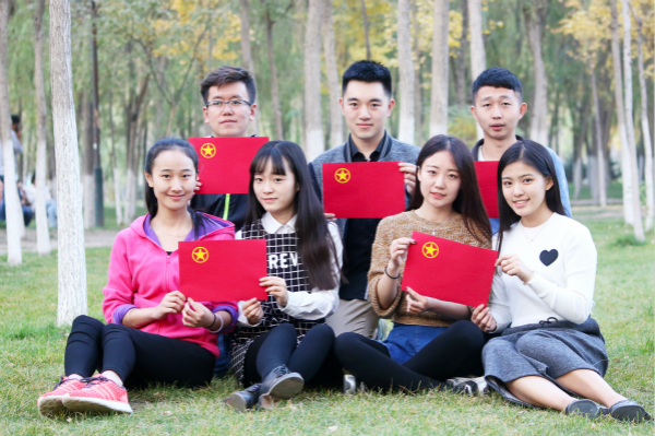 喜迎团学两代会 我和团旗合个影