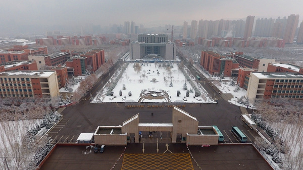 春雪映工大，赏醉了我的双眼