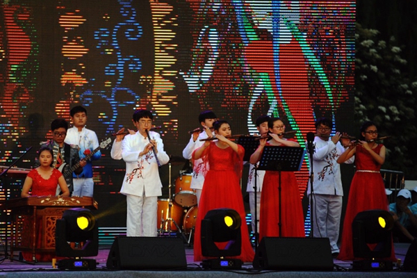 “宜海清韵”奏弦歌  红柳依依送学子