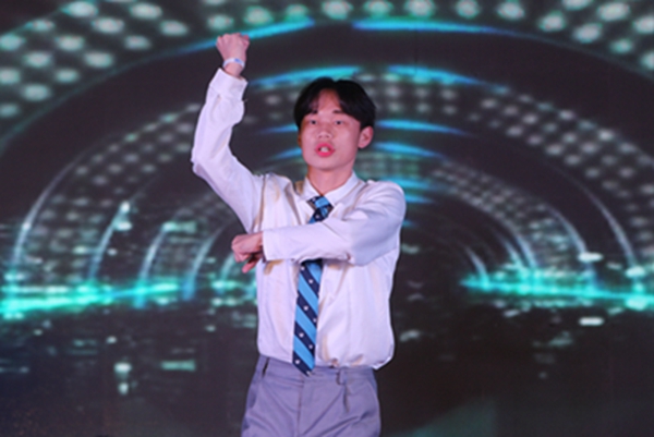 学校隆重举行喜迎百年华诞庆国庆迎新生主题晚会