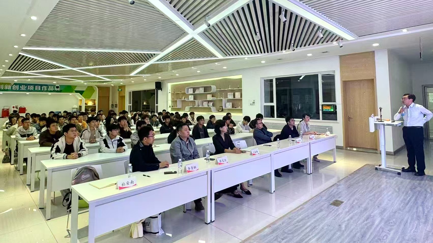 全国劳动模范、学校优秀校友陈兵畅谈“扎根西北大地、践...