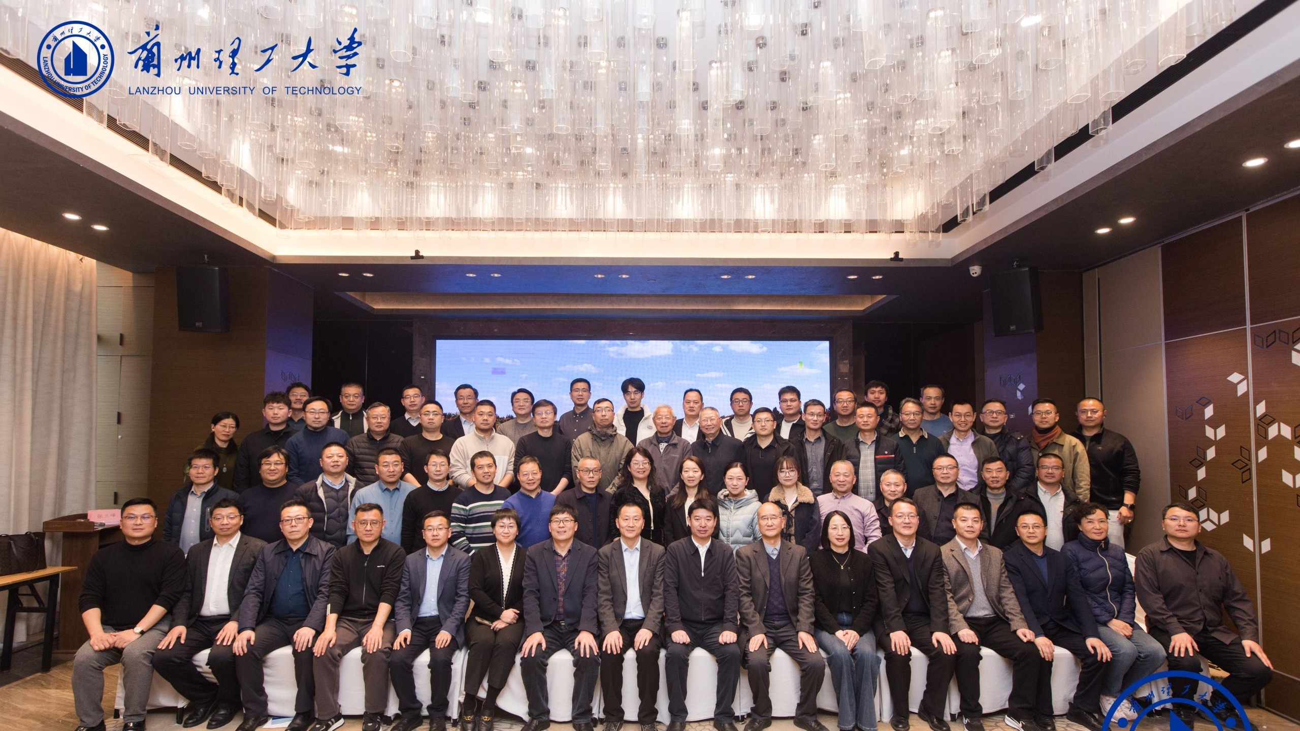 学校扬镇泰校友会举行换届大会